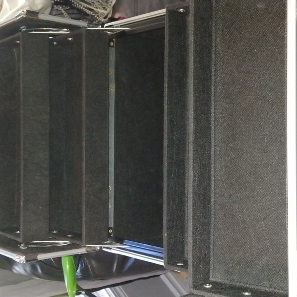 Women's silver makeup trunk carrying case - Picture 11 of 17